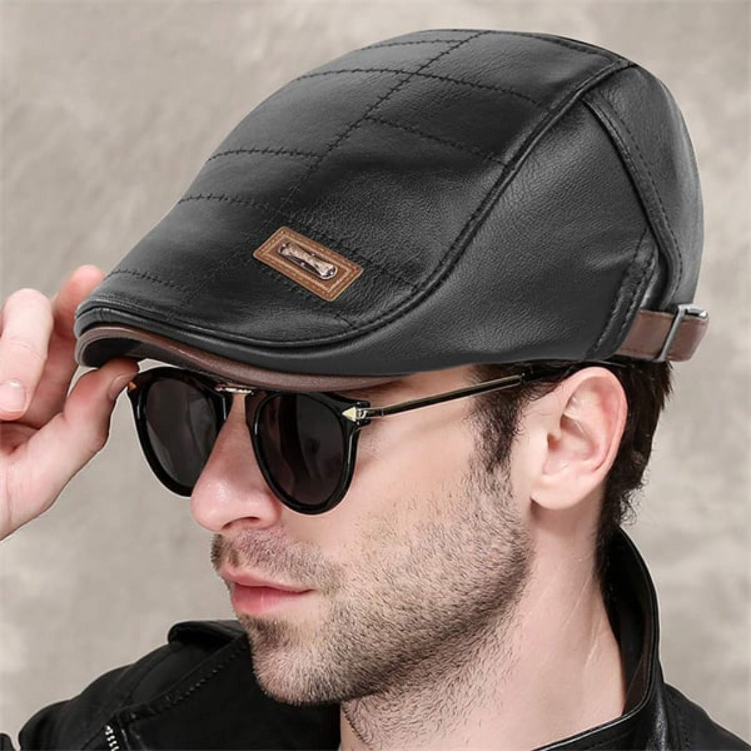 Mann mit schwarzer Leder-Schiebermütze und Sonnenbrille, stilvolle Herrenmode Accessoire.