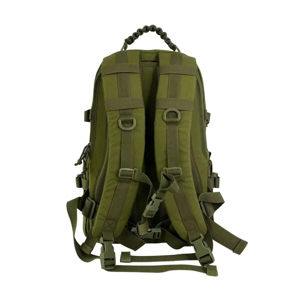 Grüner taktischer Rucksack, robustes Design, verstellbare Gurte, Outdoor-Abenteuer.