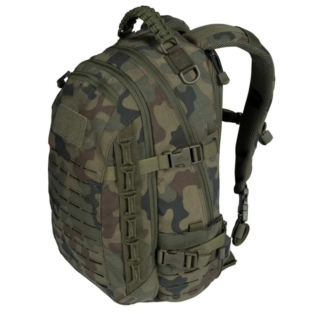 Tarnfarbener taktischer Rucksack, robustes Material, ideal für Outdoor-Aktivitäten und Camping.