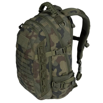 Tarnfarbener taktischer Rucksack, robust, mit MOLLE-System, ideal für Outdoor-Aktivitäten.
