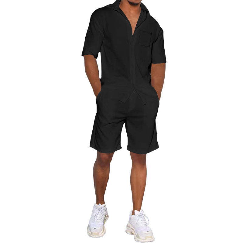 Mann in schwarzem Kurzarm-Overall, lässig, mit weißen Sneakers, modisch, Sommerkleidung.