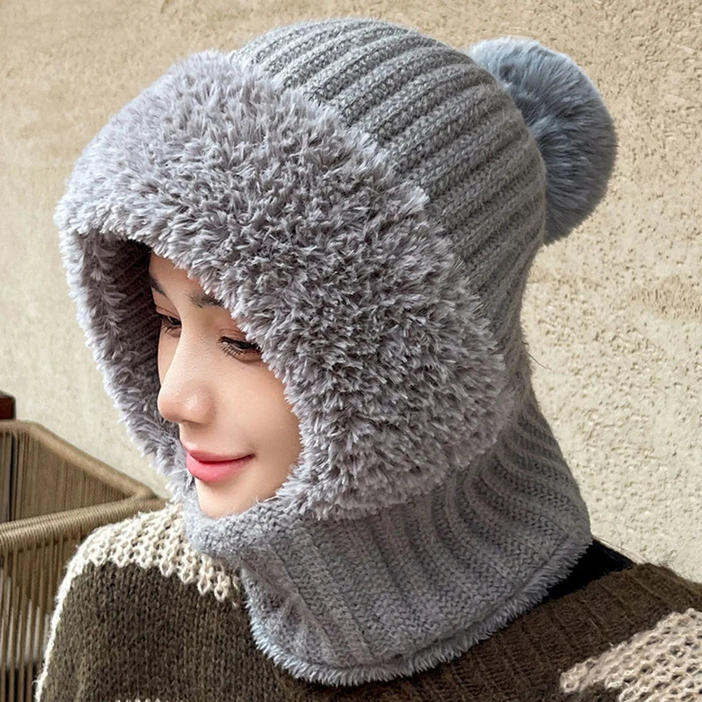Graue Strickmütze mit Plüschfutter und Bommel, warm, modisch, Damen-Winteraccessoire.