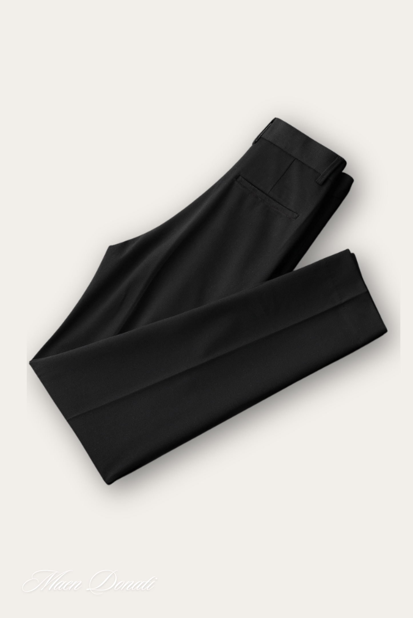 Schwarze Anzughose, elegant, gefaltet, Herrenmode, Business, formell, hochwertig, Stoff.