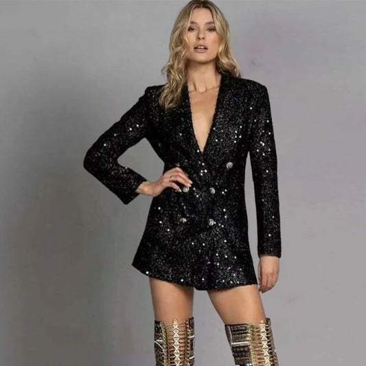 Frau in schwarzem Pailletten-Blazer-Kleid, modisch, elegant, glamourös, Abendmode.