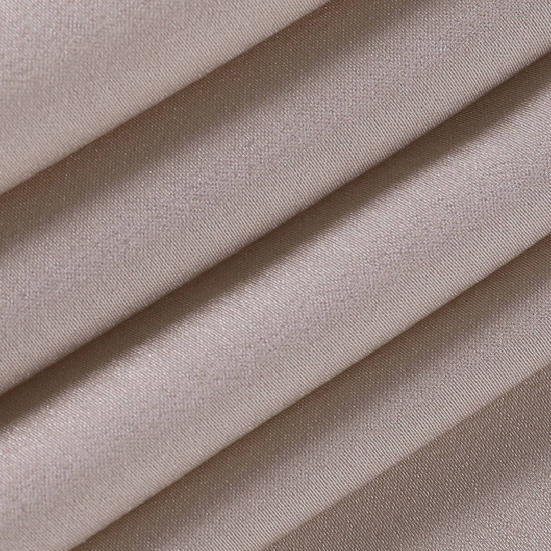 Beigefarbener Satin-Stoff, Nahaufnahme, luxuriös, glatt, Textil, Mode, hochwertig, glänzend.