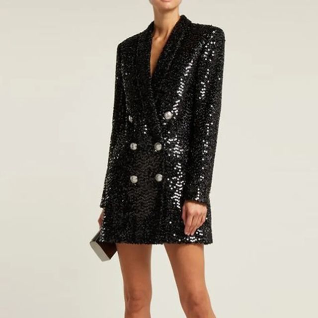 Frau in schwarzem Pailletten-Blazer-Kleid, elegantes Abendoutfit, Mode für besondere Anlässe.