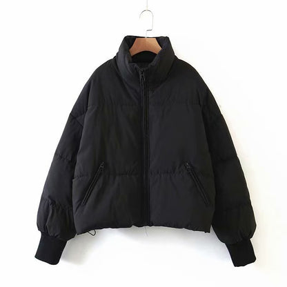 Schwarze Daunenjacke, Reißverschluss, Wintermode, warm, gesteppte Damenjacke, modisch.
