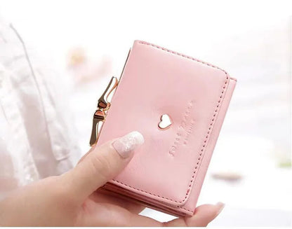 Rosa Damen-Geldbörse aus Leder mit Herzmotiv, kompakt, modisch, ideal für den Alltag.