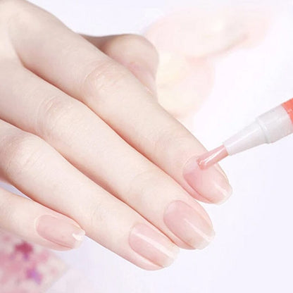Närbild på hand med rosa naglar där penselspetsen stryker olja på nagelbandet 11