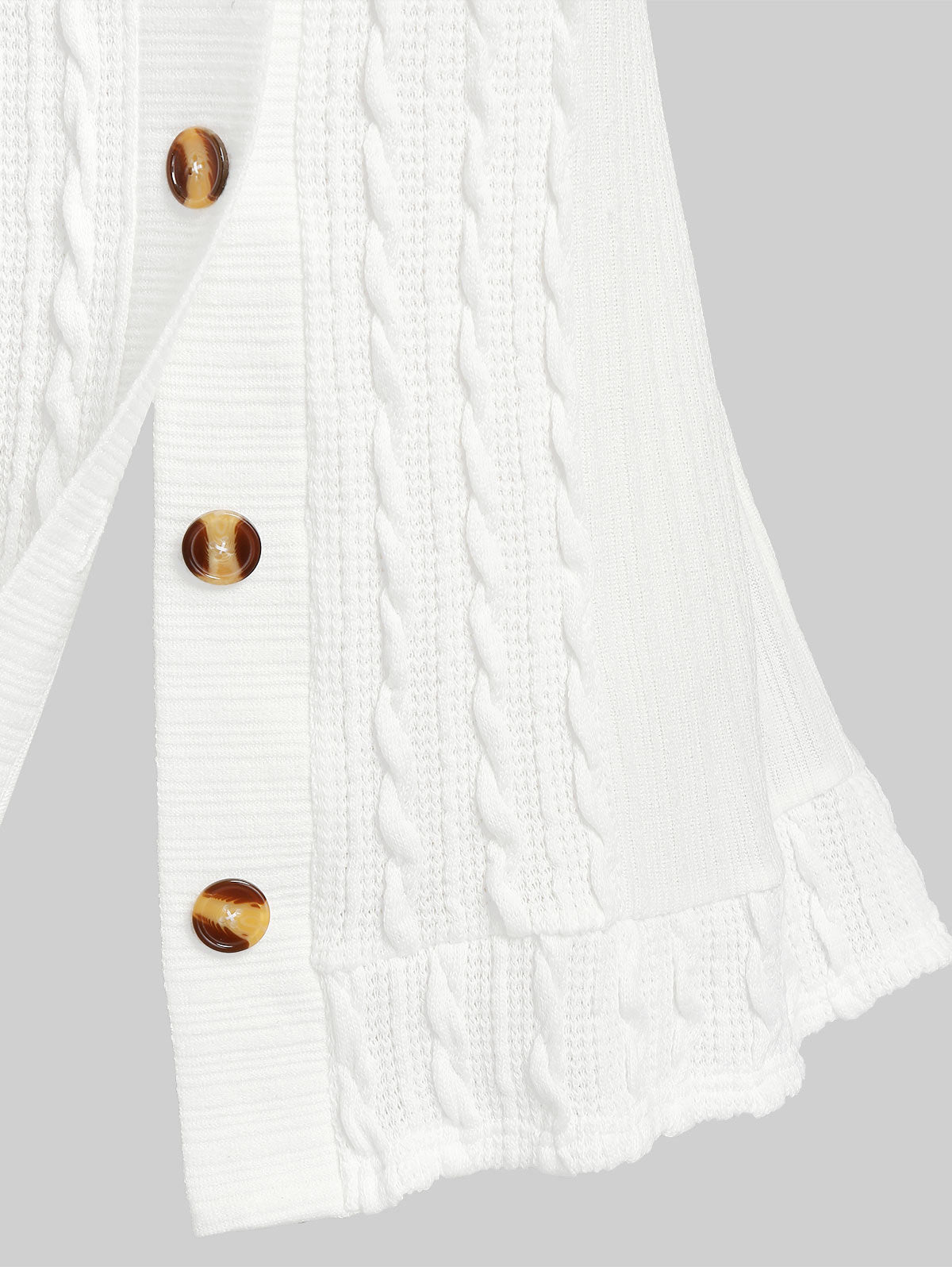 Weiße Strickjacke mit Zopfmuster und braunen Knöpfen, Damenmode, elegant, Baumwolle.