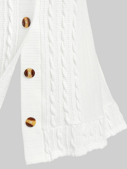 Weiße Strickjacke mit Zopfmuster und braunen Knöpfen, Damenmode, elegant, Baumwolle.