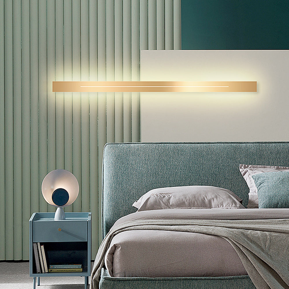 Moderne goldene Wandleuchte über Bett in stilvollem Schlafzimmer, minimalistische Inneneinrichtung.