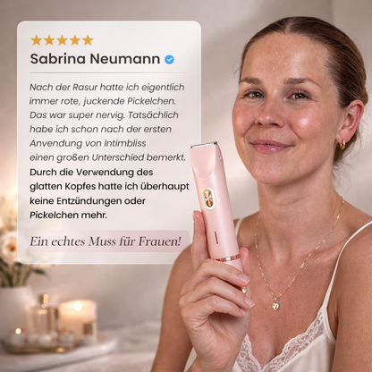 Leende kvinna håller upp den rosa trimmern bredvid ett kundomdöme med fem stjärnor, med ljus och blommor i bakgrunden. 8