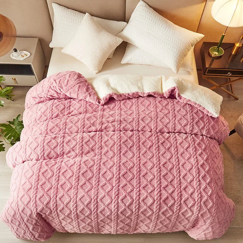 Rosa Steppdecke auf Bett, geometrisches Muster, weiche Textur, Schlafzimmer-Dekoration.