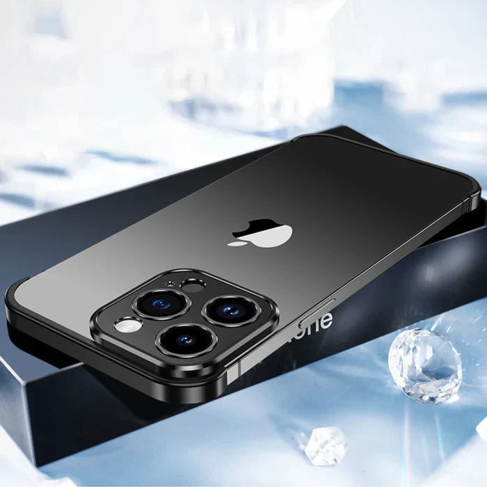 Schwarzes iPhone mit Dreifachkamera auf Verpackung, modernes Smartphone-Design.