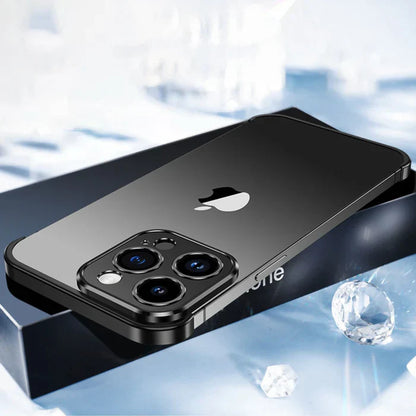 Schwarzes iPhone mit Dreifachkamera auf Verpackung, modernes Smartphone-Design.
