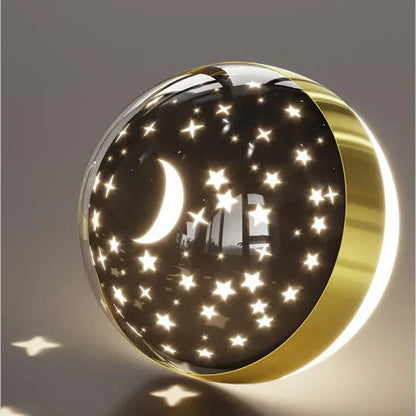 Kugellampe mit Mond- und Sternenmuster, LED, goldfarben, dekorative Beleuchtung.