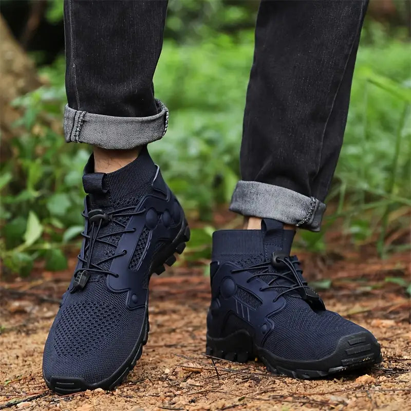 Dunkelblaue Outdoor-Sneaker für Herren, atmungsaktiv, rutschfest, ideal für Wandern.