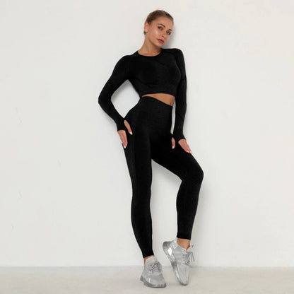 Schwarzes nahtloses Damen-Sportset, langärmeliges Oberteil und Leggings, Fitnessmode.