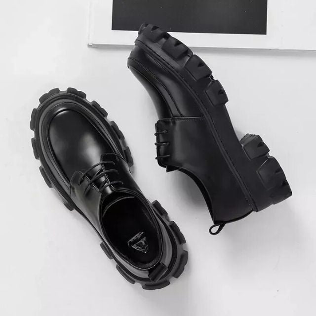 Schwarze Leder-Brogues mit dicker Sohle, modische Herrenschuhe, robustes Design.