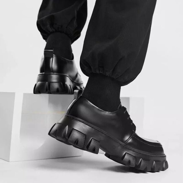 Schwarze Chunky-Sneaker aus Leder, moderne Herrenschuhe, robuste Sohle, modischer Streetwear-Look.