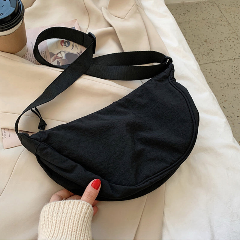 Schwarze Umhängetasche aus Stoff, modisch, lässig, ideal für den Alltag, Damenaccessoire.