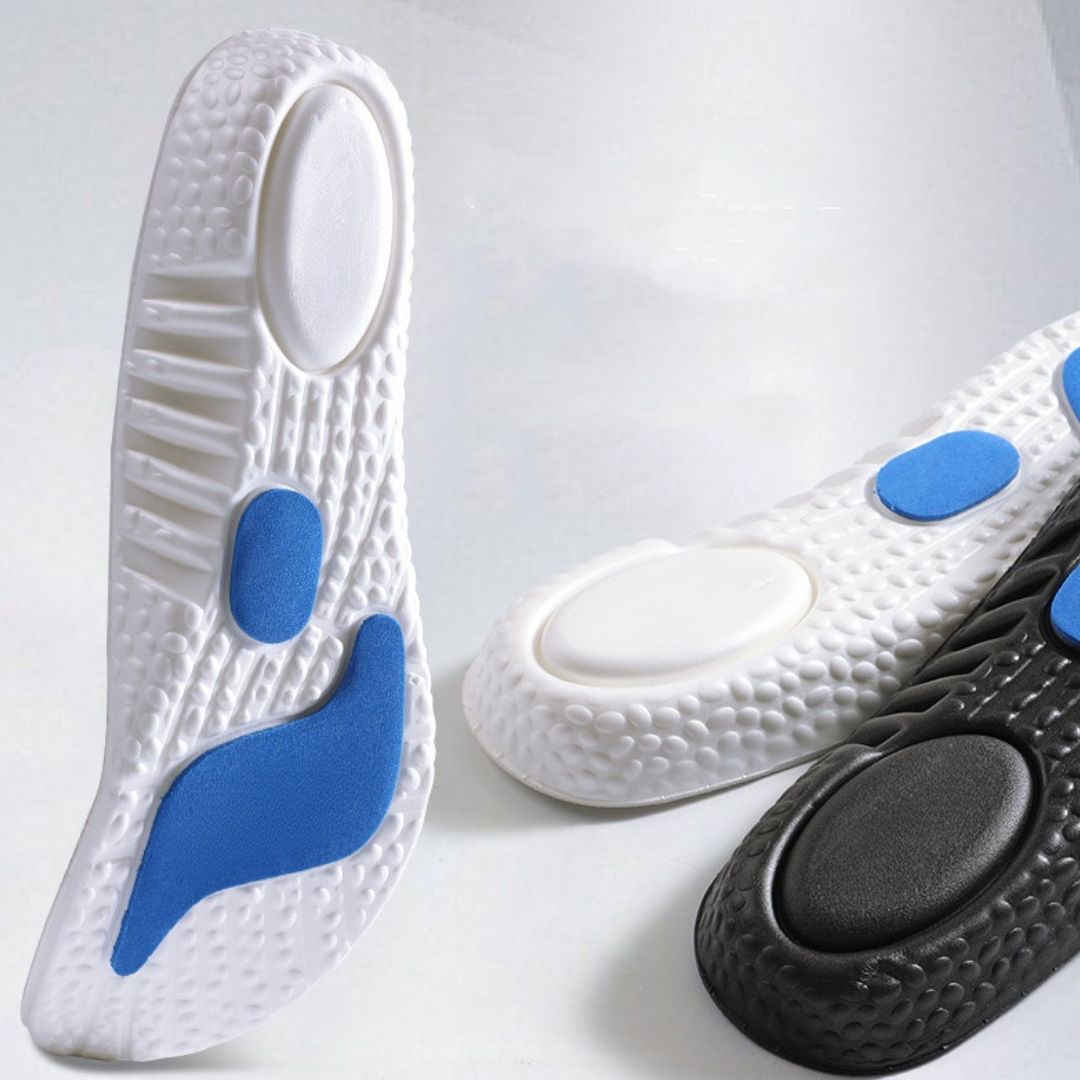 Weiße und schwarze orthopädische Einlegesohlen mit blauen Polstern, stoßdämpfend, ergonomisch.