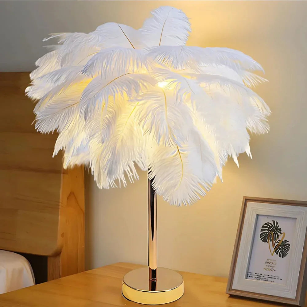 Weiße Federlampe auf Nachttisch, modernes Design, Schlafzimmerbeleuchtung, Dekoration.