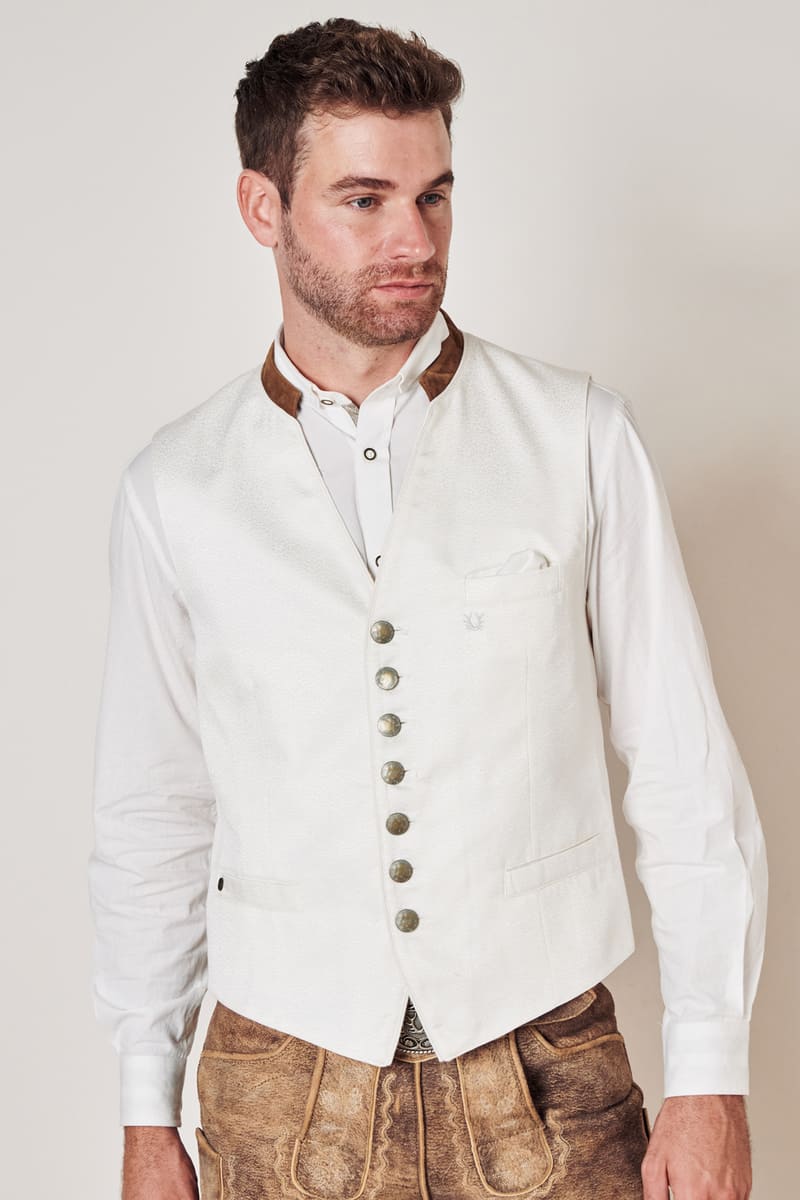 Mann in weißer Trachtenweste und Lederhose, traditionelles bayerisches Outfit, Oktoberfestmode.
