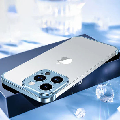 Silbernes Smartphone mit blauem Rand auf schwarzer Box, modernes Design, hochwertige Kamera.