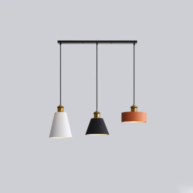 Dreifache Pendelleuchte, modern, schwarz-weiß-rot, Metall, minimalistisch, Innenbeleuchtung.
