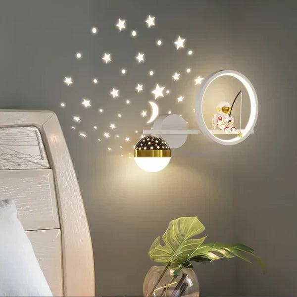 Moderne LED-Wandleuchte mit Sternenmotiv, Mond und Spiegel, ideal für Schlafzimmer-Dekoration.