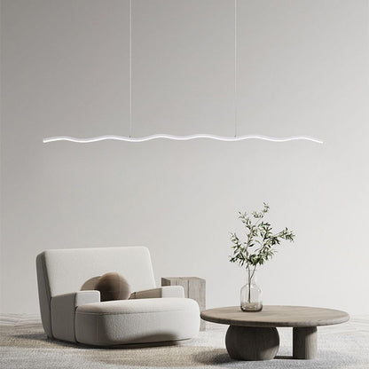 Moderne LED-Hängelampe, wellenförmig, weiß, über minimalistischem Wohnzimmer mit Sessel und Tisch.