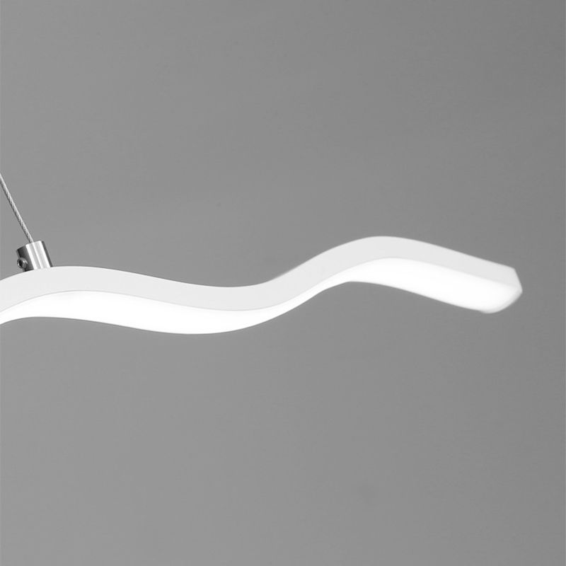 Moderne LED-Pendelleuchte, wellenförmig, weiß, minimalistisch, für Wohnzimmerbeleuchtung.