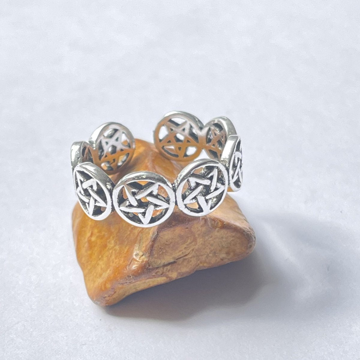 Silberring mit keltischem Knotenmuster auf hellem Hintergrund, Schmuckdesign, Unisex-Ring.