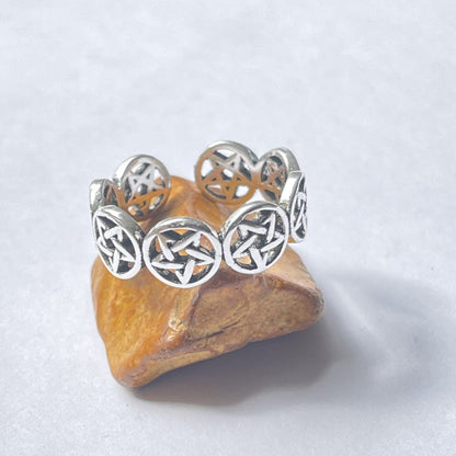 Silberring mit keltischem Knotenmuster auf hellem Hintergrund, Schmuckdesign, Unisex-Ring.