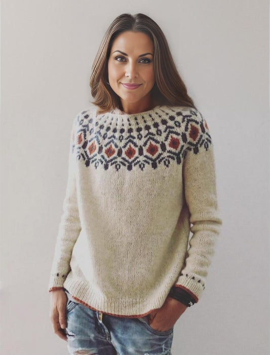 Frau in cremefarbenem Norwegerpullover mit Muster, lässig, modisch, gemütlich.