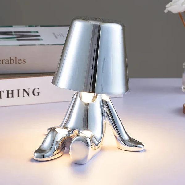 Silberne Tischlampe in Form einer sitzenden Figur, modernes Design, Wohnzimmer-Dekoration.