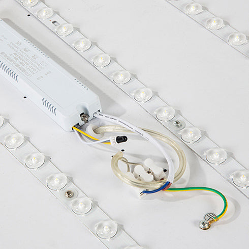 Insida av lampan med LED-moduler, drivdon och sladdar synliga 18