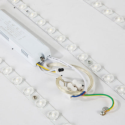 Insida av lampan med LED-moduler, drivdon och sladdar synliga 18