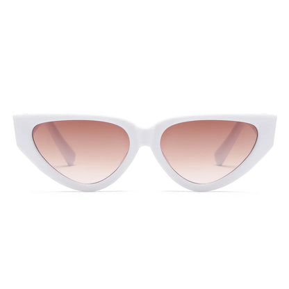 Weiße Cat-Eye-Sonnenbrille mit rosa Gläsern, modisches Accessoire, UV-Schutz.