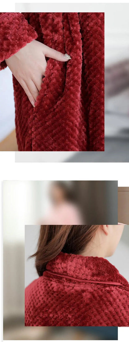 Roter Damen-Bademantel aus Fleece mit Taschen, weiches Material, gemütlich und warm.