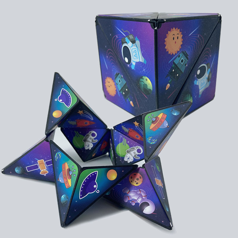 Würfel-Puzzle mit Weltraum-Motiven, Astronaut, Planeten, Raketen, Kinder-Spielzeug, bunt.