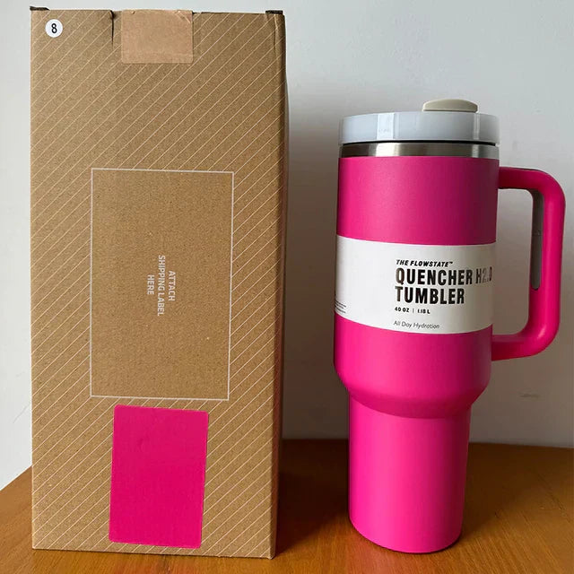 Rosa Thermobecher mit Griff, Edelstahl, 40 oz, neben brauner Verpackung, ideal für unterwegs.