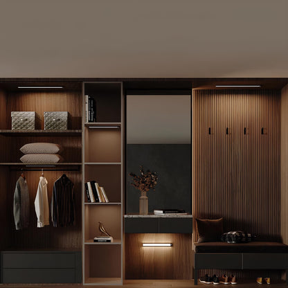 Moderne Garderobe mit Holzregalen, Kleiderhaken, Spiegel und Beleuchtung, stilvolles Interieur.