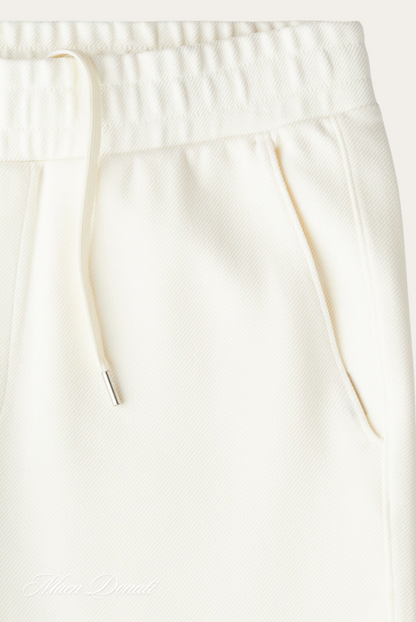 Weiße Jogginghose aus Baumwolle mit Kordelzug und Taschen, bequeme Sportbekleidung.