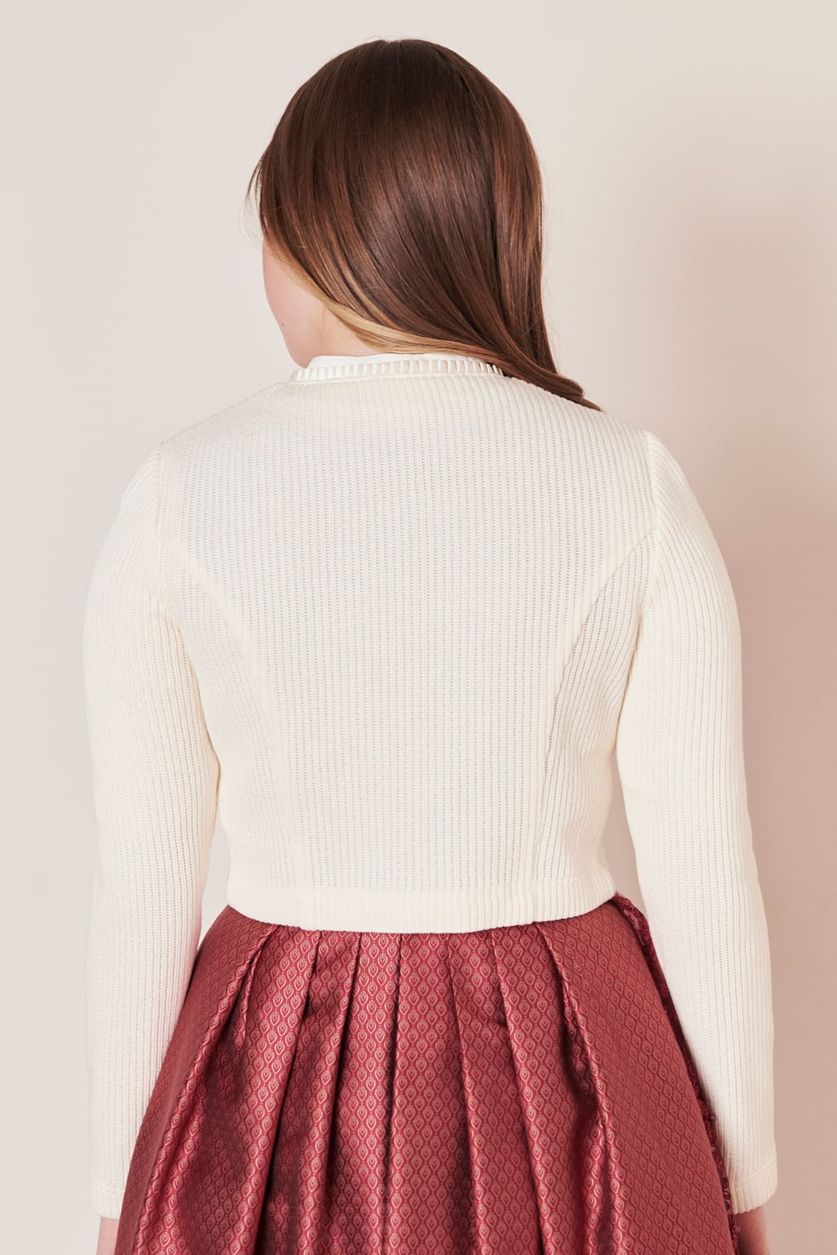 Frau in weißem Strickpullover und rotem Rock, Rückansicht, Mode, Damenbekleidung.