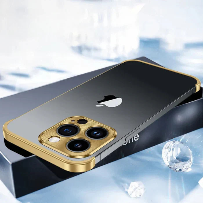 Luxuriöses iPhone mit goldener Hülle, glänzendem Finish, auf schwarzer Box, stilvoll und modern.