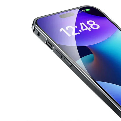Smartphone mit schwarzem Gehäuse, modernes Design, Display mit Uhrzeit, Technologie, Mobilgerät