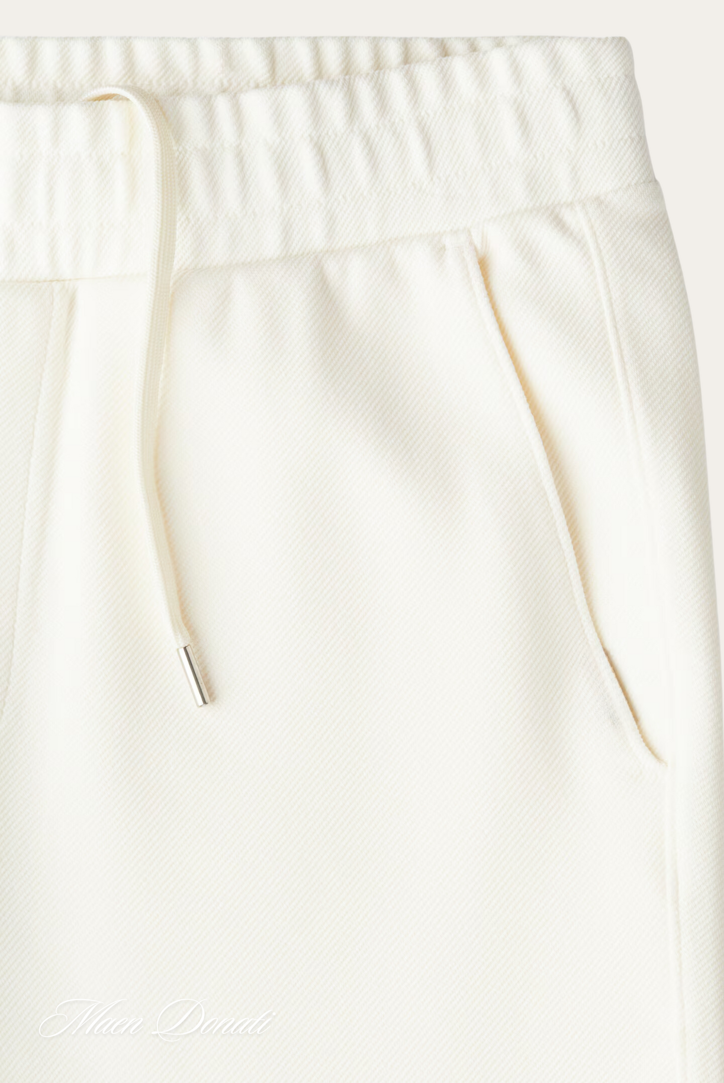 Weiße Jogginghose aus Baumwolle mit Kordelzug und Taschen, bequeme Sportbekleidung.